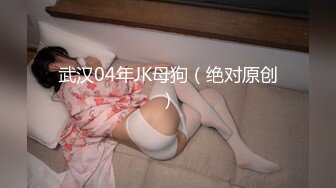 宝贝下面痒大哥吃奶子都给两姐妹咬疼了，黑丝露脸小嫩逼承受不住大鸡巴的疯狂抽插，两姐妹被大哥轮草尖叫