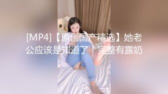 ❤️❤️看着文静眼镜妹妹，搞起来也是很骚，浴室洗澡，坐马桶上舔B，爽的呻吟，后入爆草，不尽兴自己揉